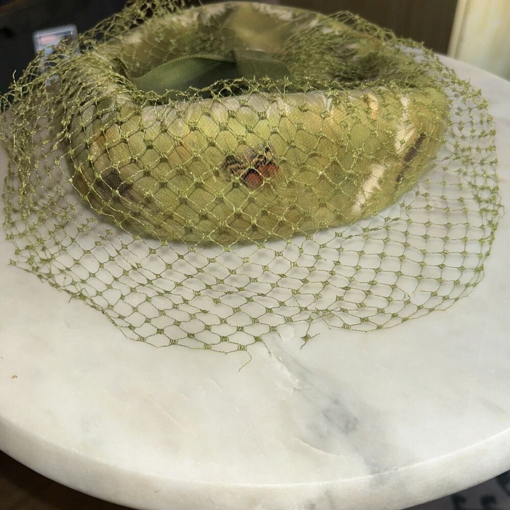 Vintage women’s hat green with netting0